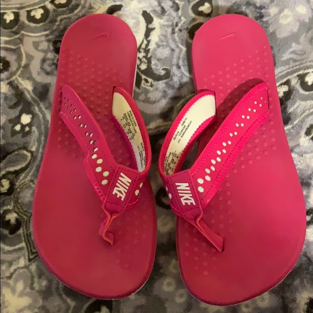 Nike woman’s hot pink flip flops